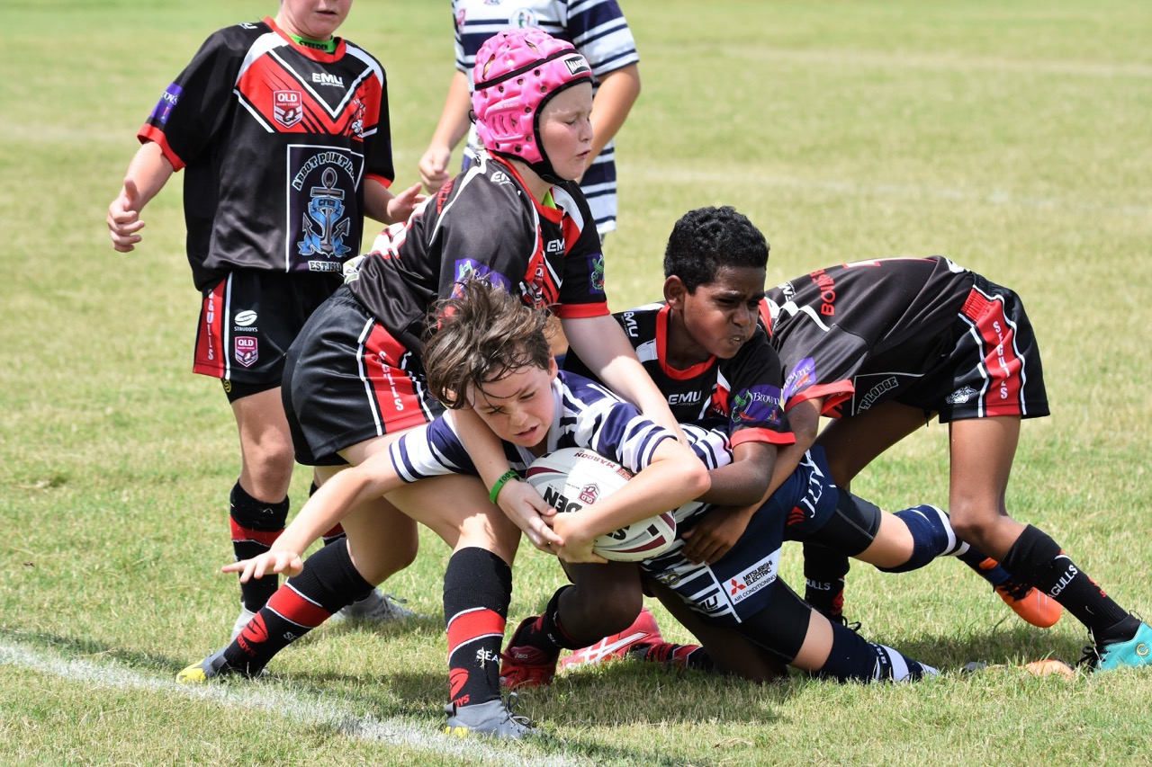 Enfants jouant au rugby