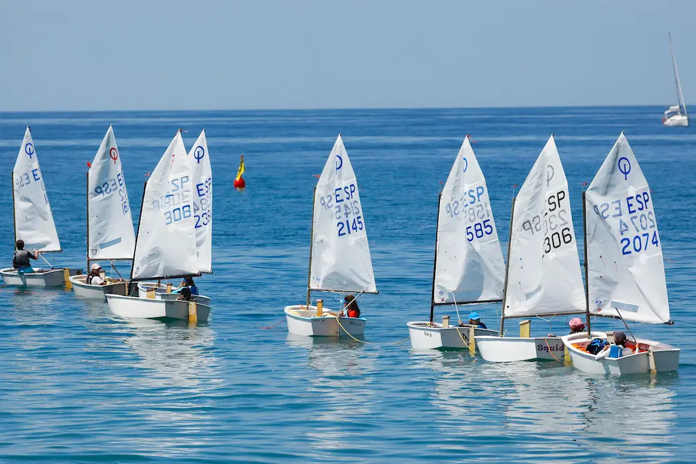 Niños navegando botes de vela